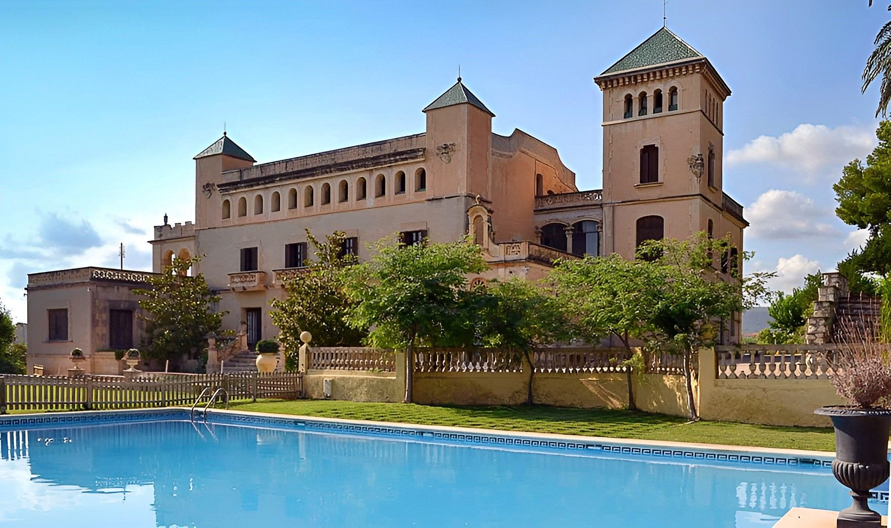 Photos Palace and wine estate near Barcelona