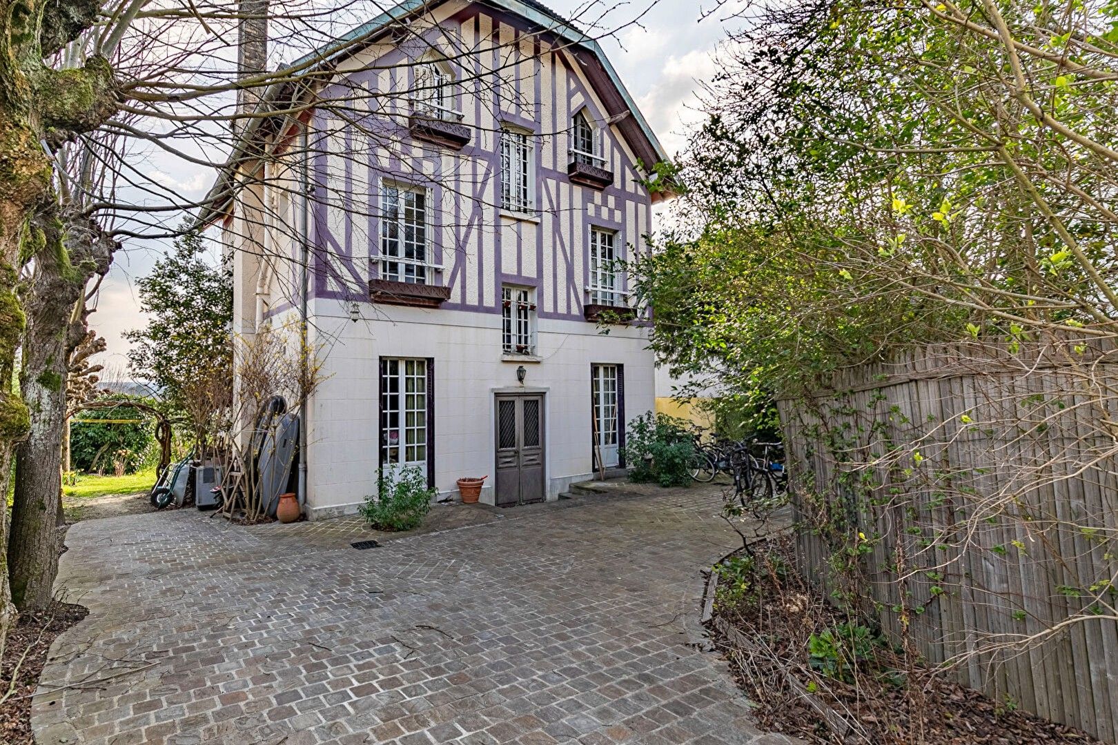 Photos Cottage house with garden and valley view in the west of Paris
