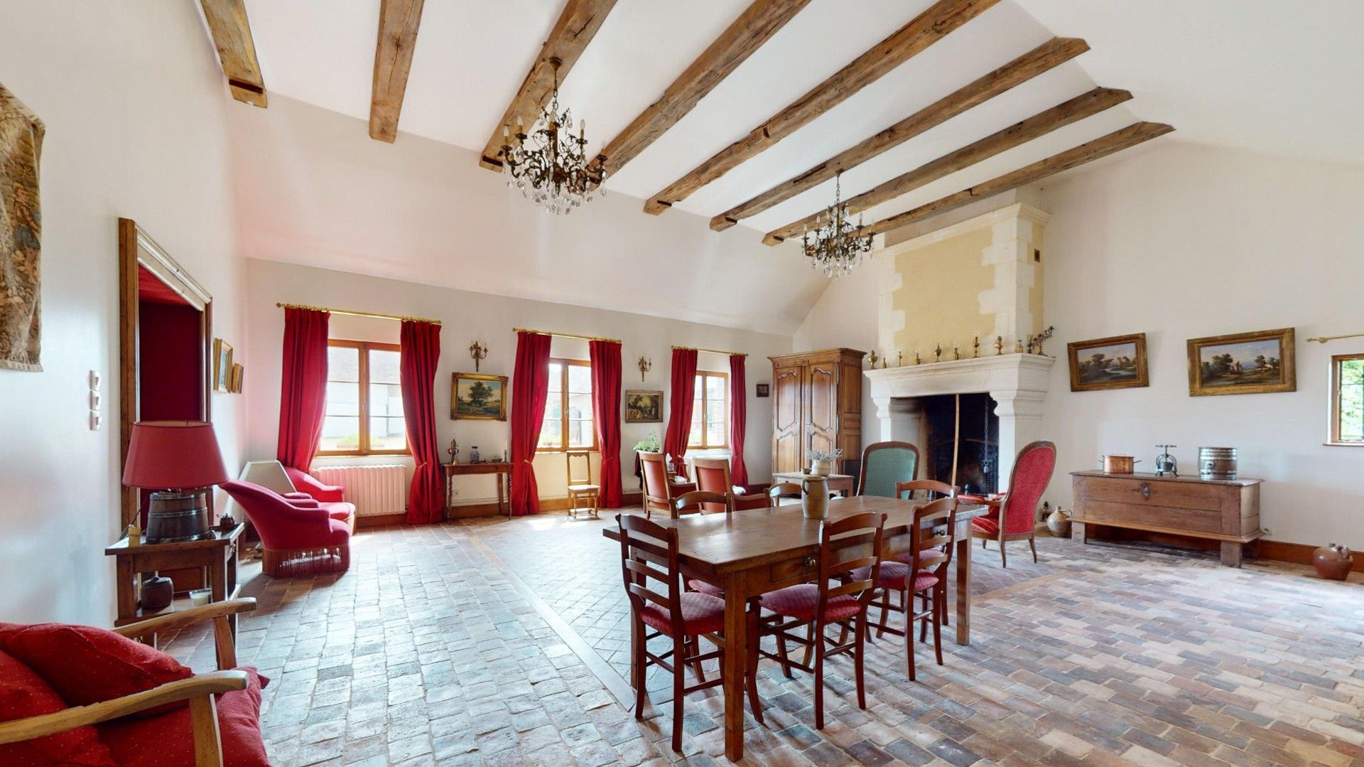 Photos French country home in natural setting with 4,9 acres of land
