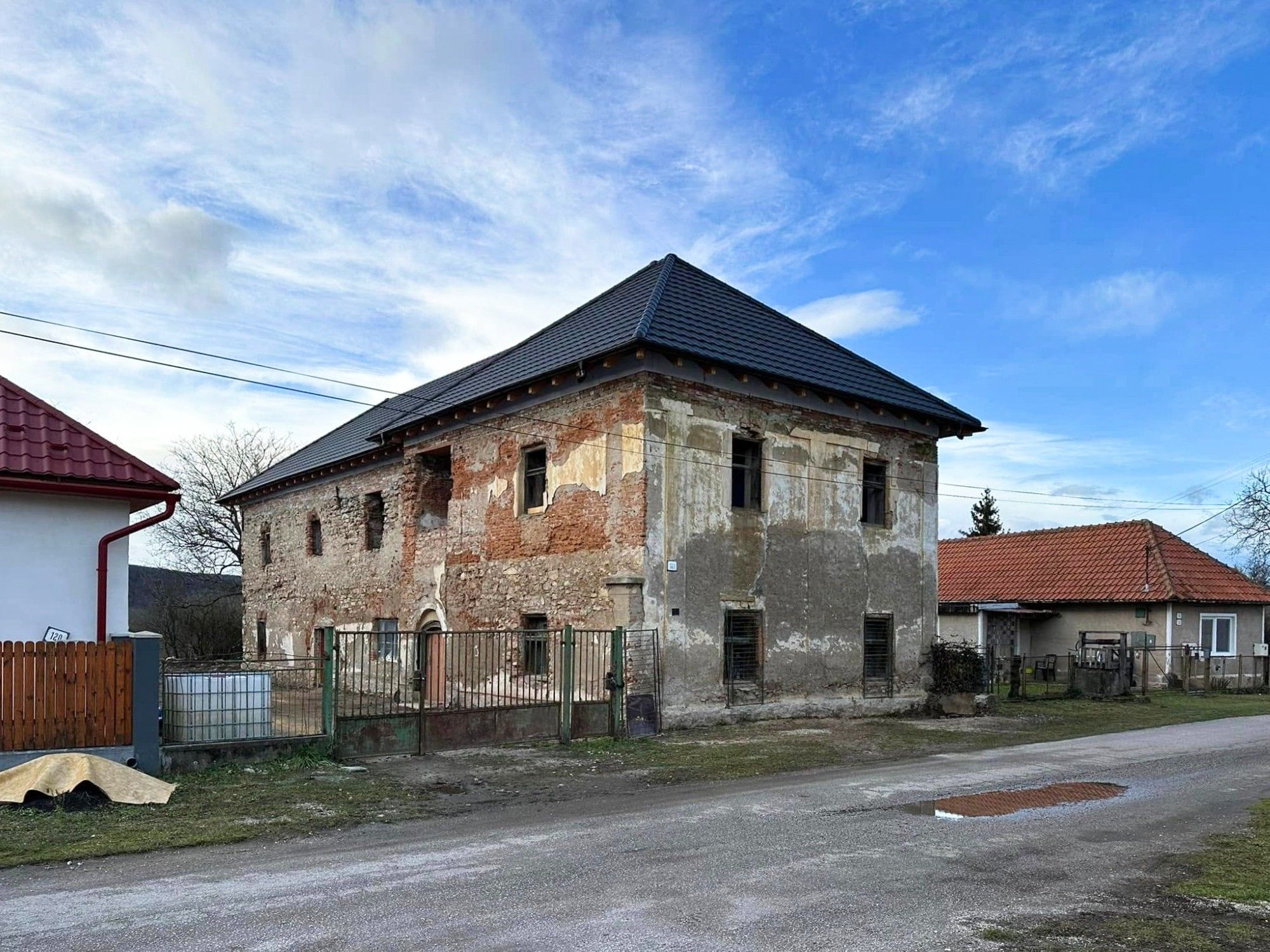 Photos Unlisted manor for restoration in Western Slovakia