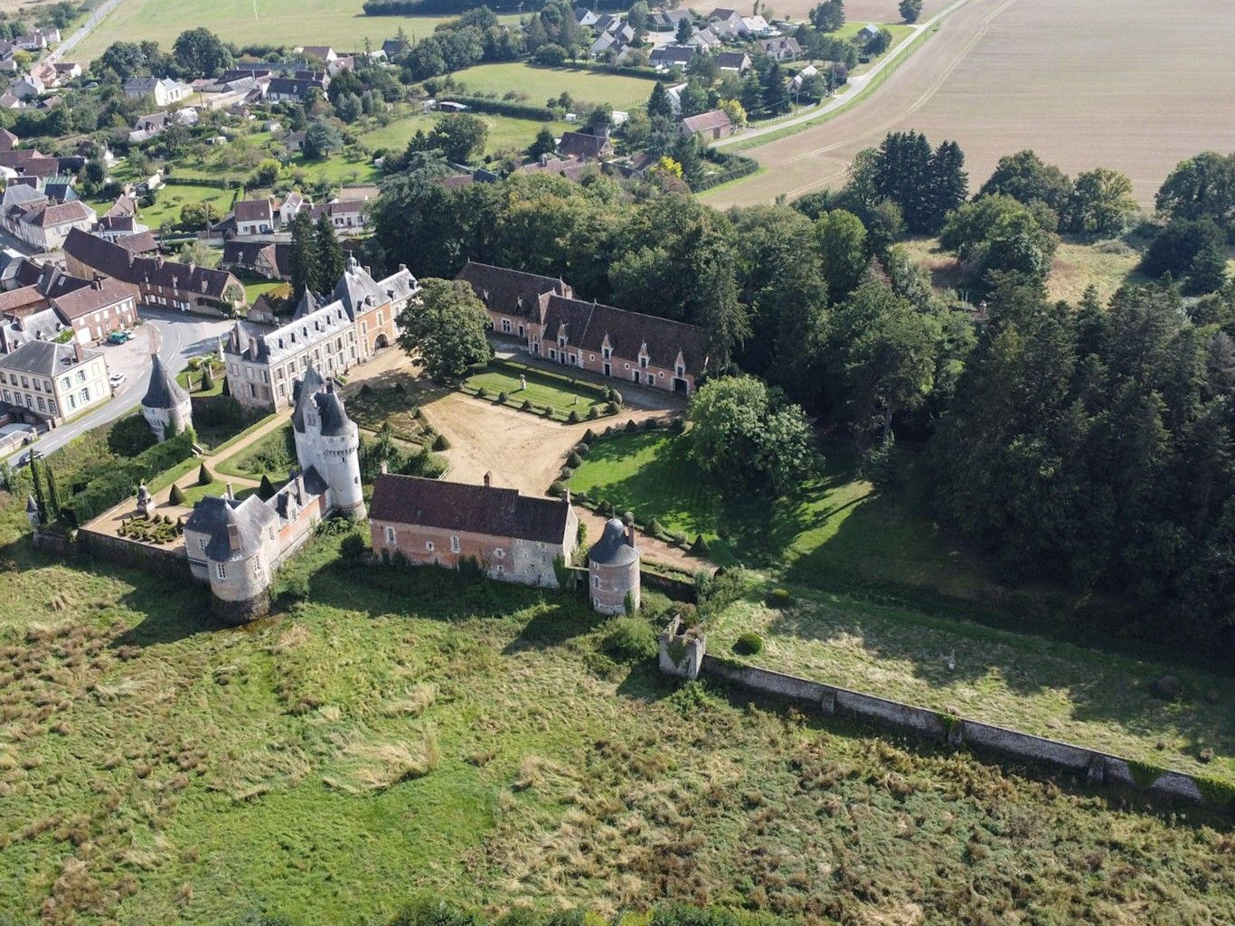 Photos Monumental chateau near Chartres - 101 acres