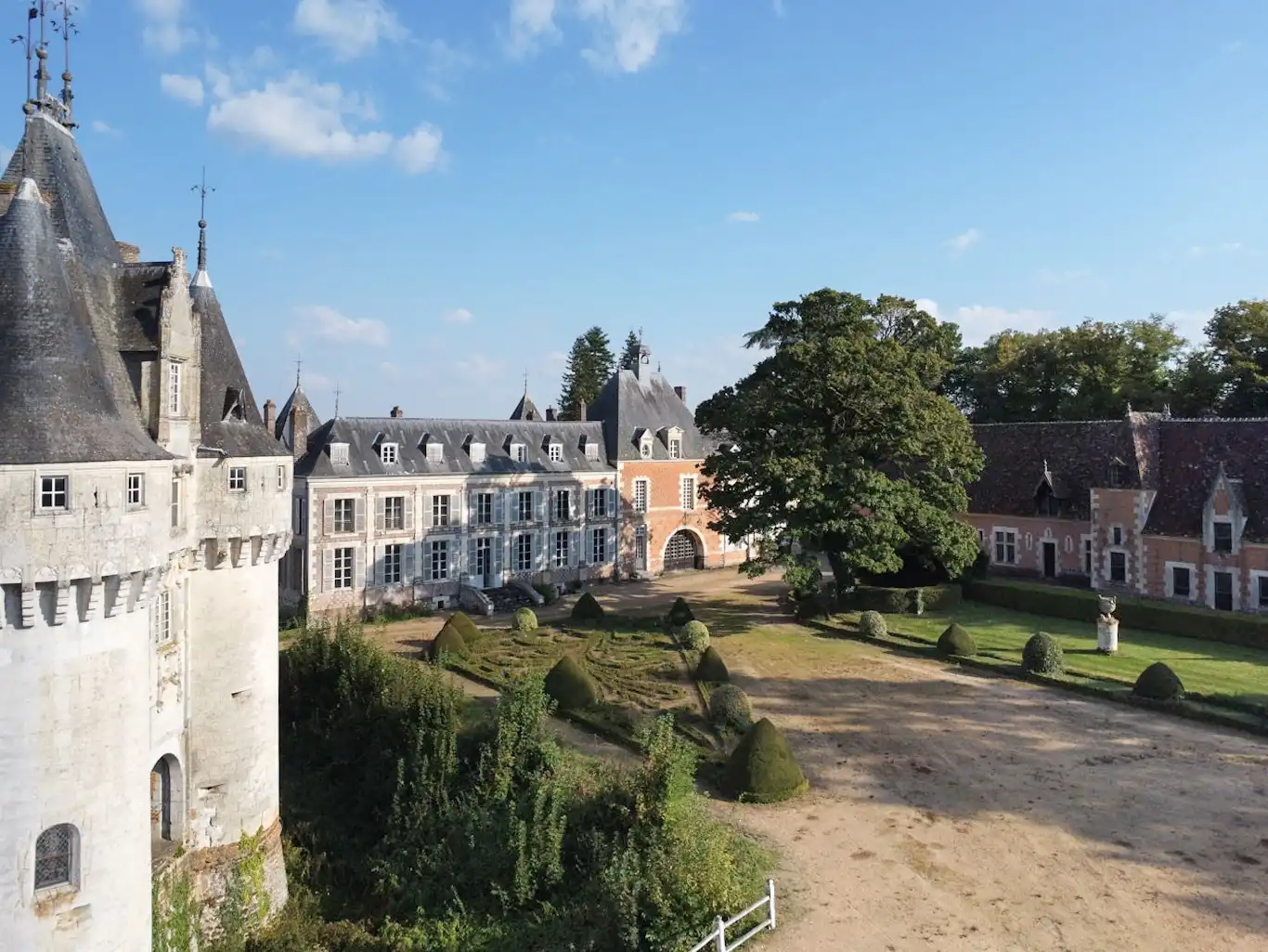 Photos Monumental chateau near Chartres - 101 acres
