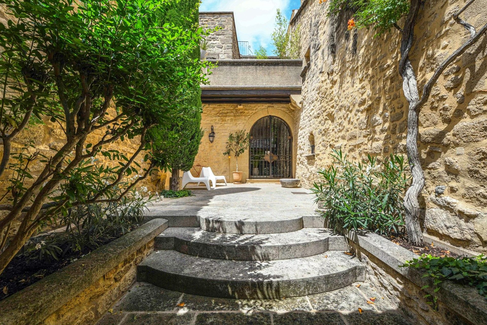 Photos Historic home with inner courtyard, vaulted ceilings and roof terrace near Vers-Pont-du-Gard
