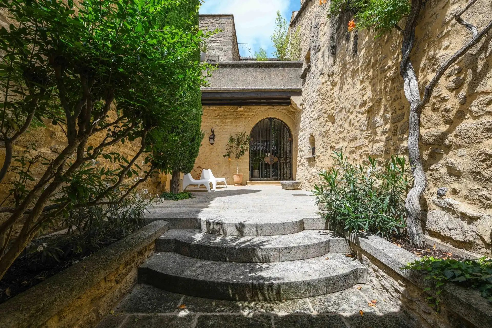 Photos Historic home with inner courtyard, vaulted ceilings and roof terrace near Vers-Pont-du-Gard