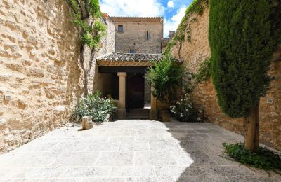 Historic property for sale Vers-Pont-du-Gard, Occitania, Image 2/31