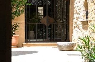 Historic property for sale Vers-Pont-du-Gard, Occitania, Image 27/31