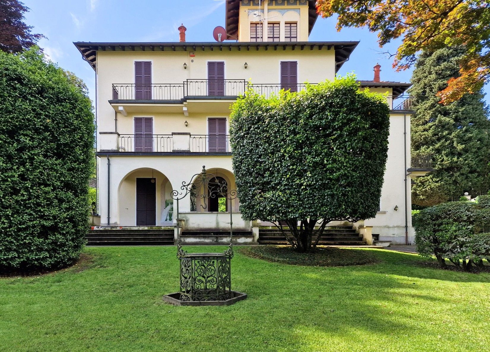 Photos Early 20th century property with lake view in Stresa