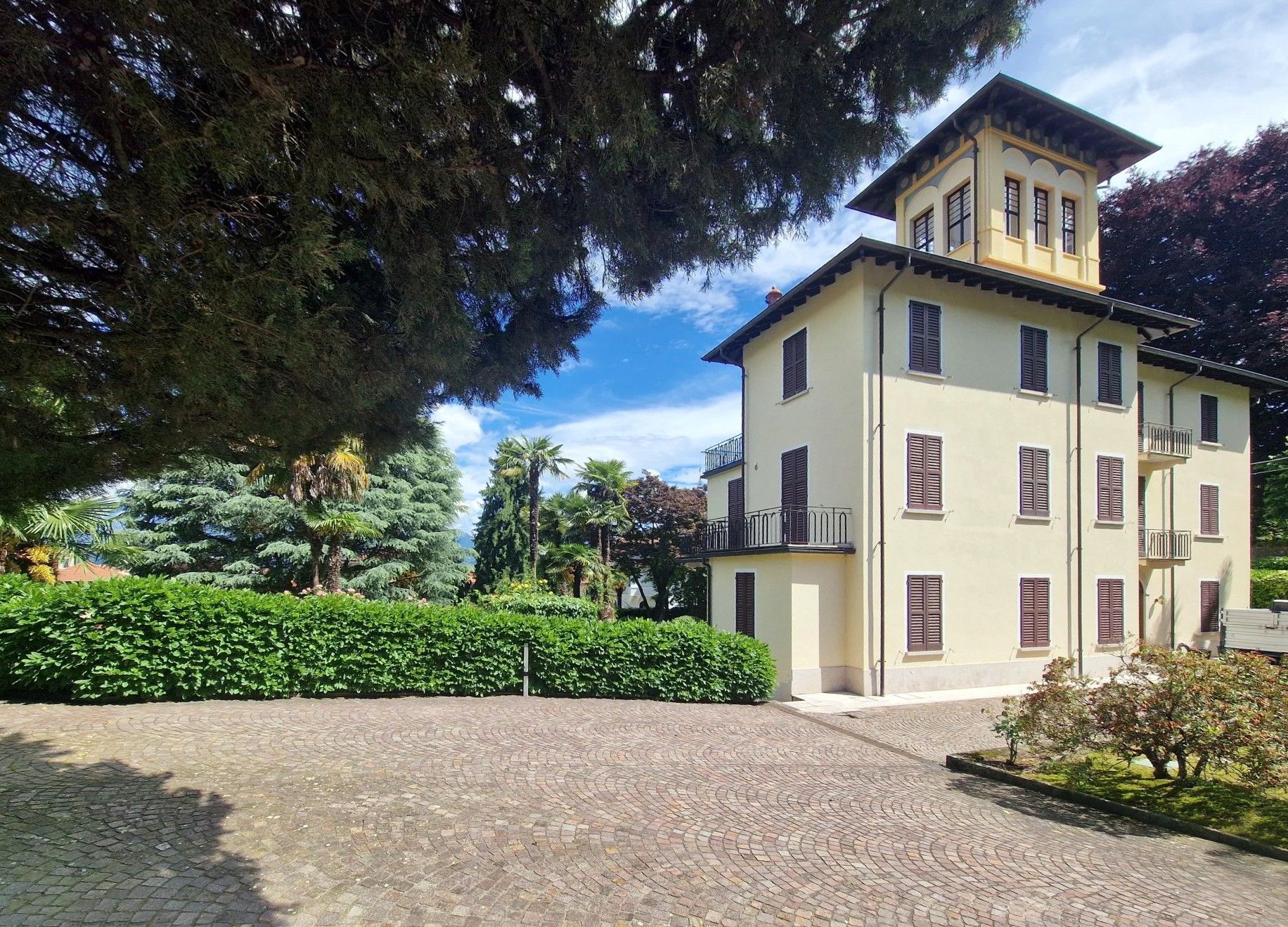Photos Early 20th century property with lake view in Stresa