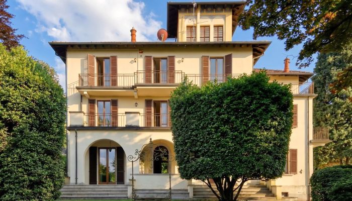 Early 20th century property with lake view in Stresa