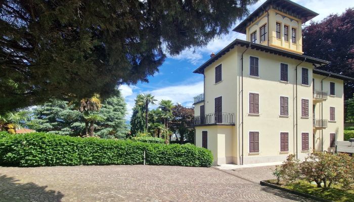 Early 20th century property with lake view in Stresa