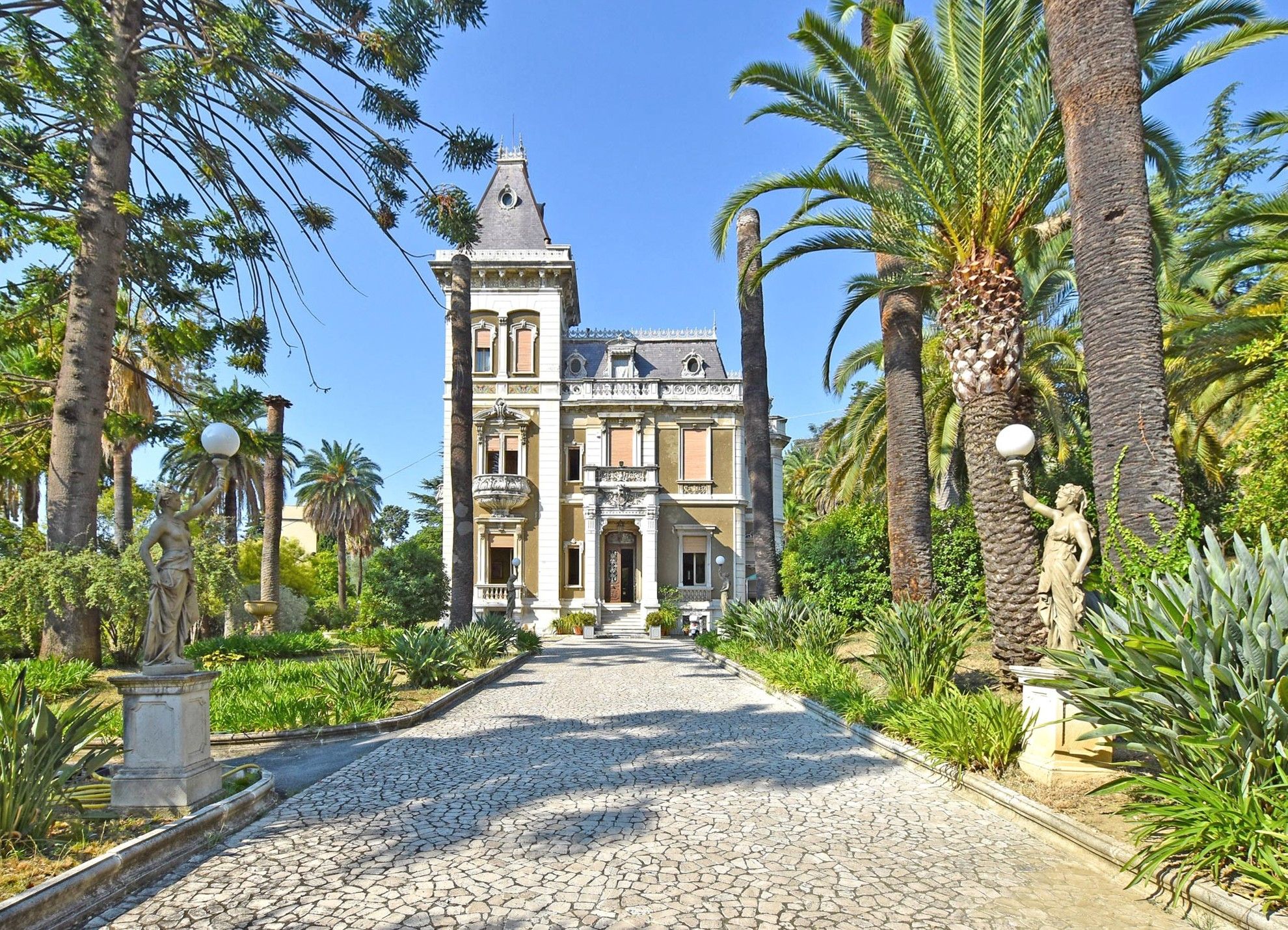 Photos Northern Italy: Belle-Époque residence with sea view in Sanremo