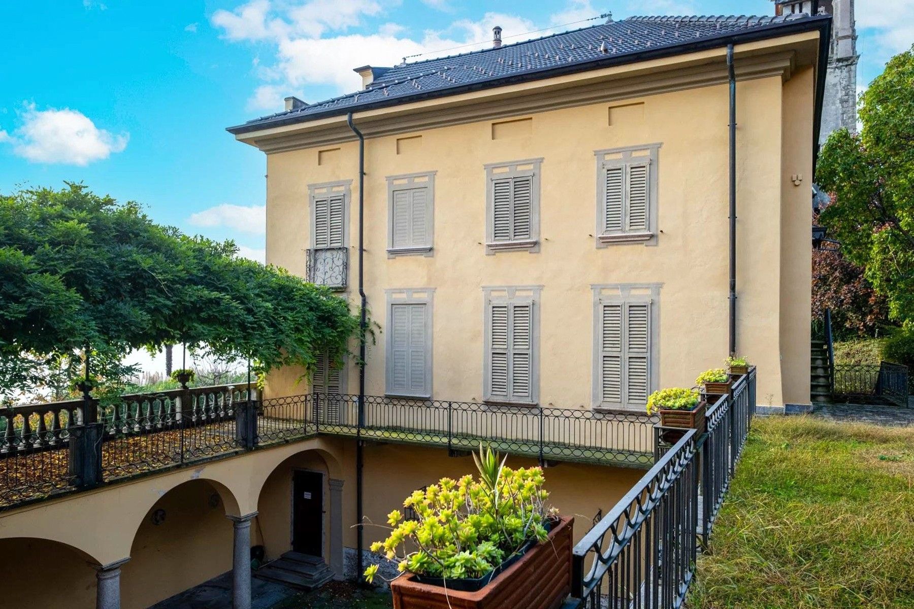 Photos Historic Villa with adjacent Boutique Hotel on the shores of Lake Maggiore