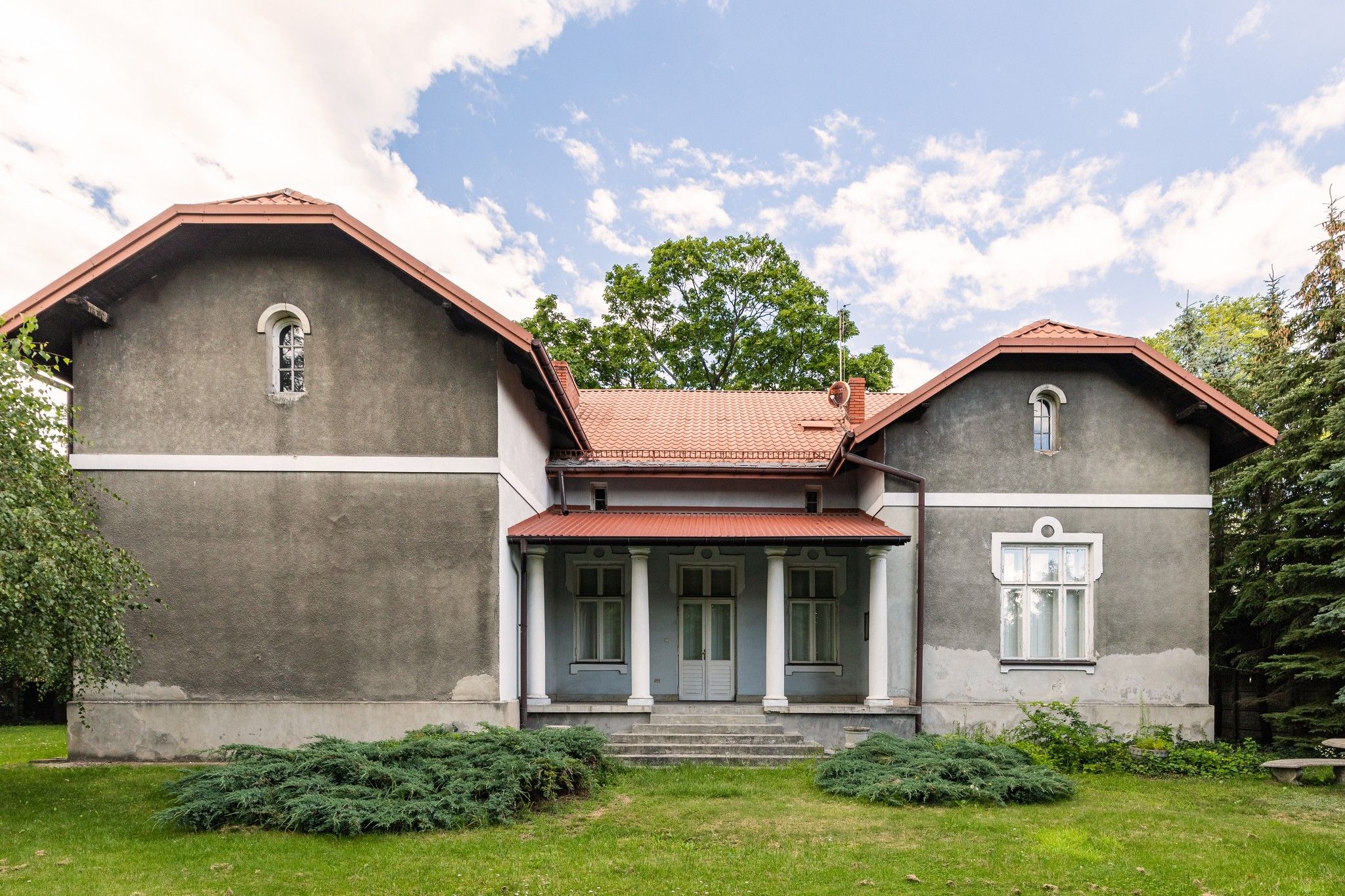 Photos Historic villa for renovation near Warsaw in Grodzisk Mazowiecki