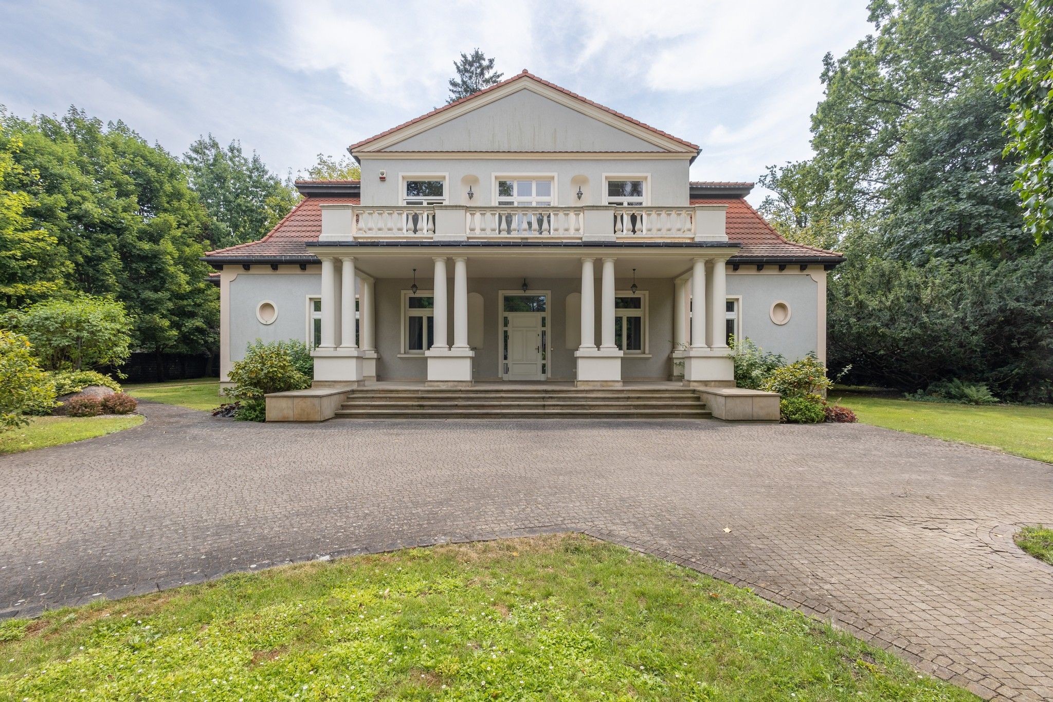 Photos Historical Villa Near Warsaw in Milanówek - Spacious, Artistic Residence