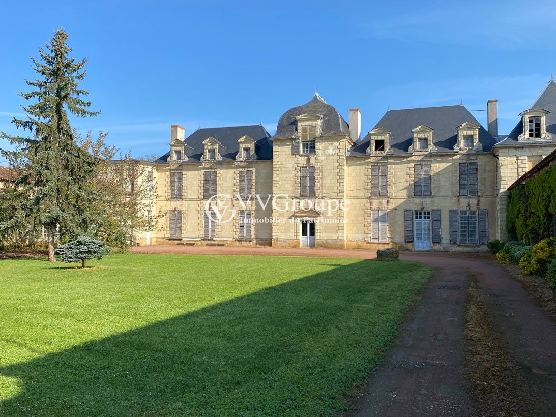 Photos Restoration-ready 17th-century château with 64 acres near Saumur