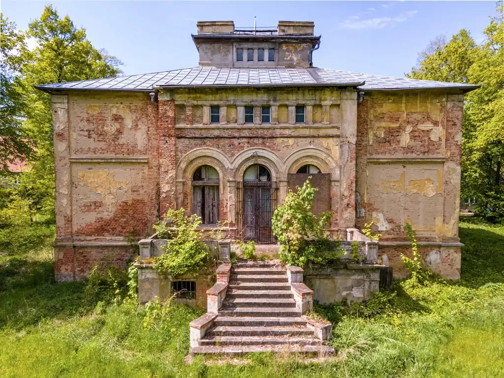 Photos Sanierungsbedürftiges Gutshaus mit Park zwischen Posen und Leszno