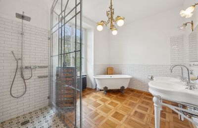 Historic Villa for sale Biel/Bienne, Alpenstrasse 95, Bern, Badezimmer mit freistehender Badewanne und begehbarer Dusche