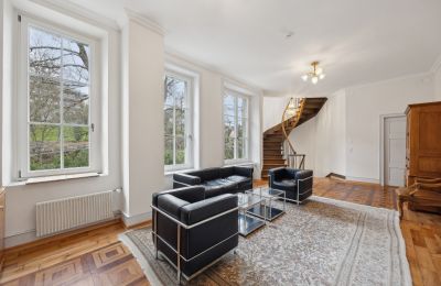 Historic Villa for sale Biel/Bienne, Alpenstrasse 95, Bern, Vorraum mit kunstvoll verlegtem Tafelparkett