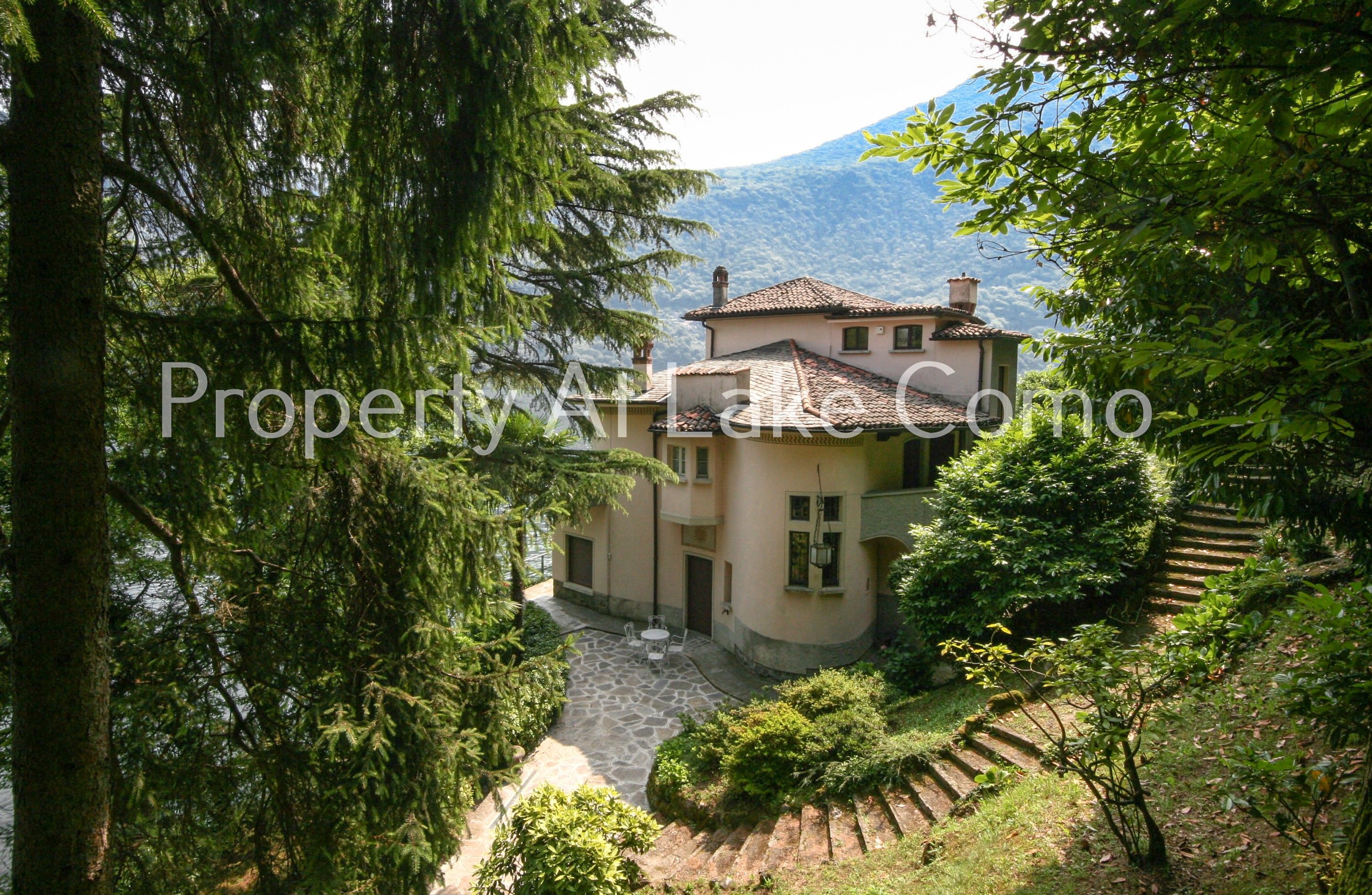 Photos Lakeside residence with guest house and private mooring on Lake Como’s Western Shore