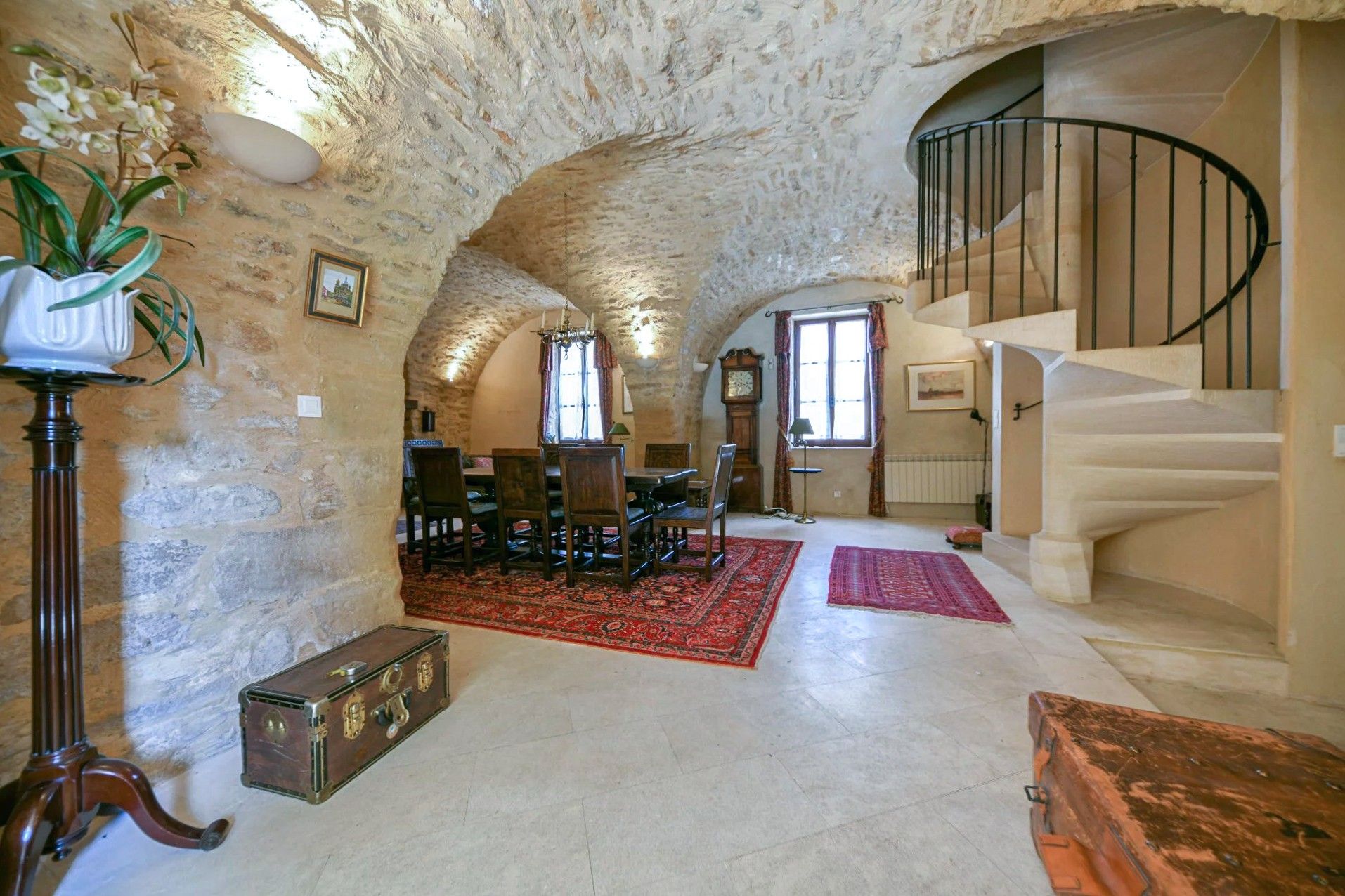 Photos Characterful stone property near Uzès with green courtyard