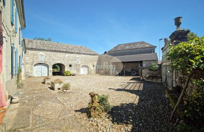 Historic property for sale Nay, New Aquitaine, Courtyard