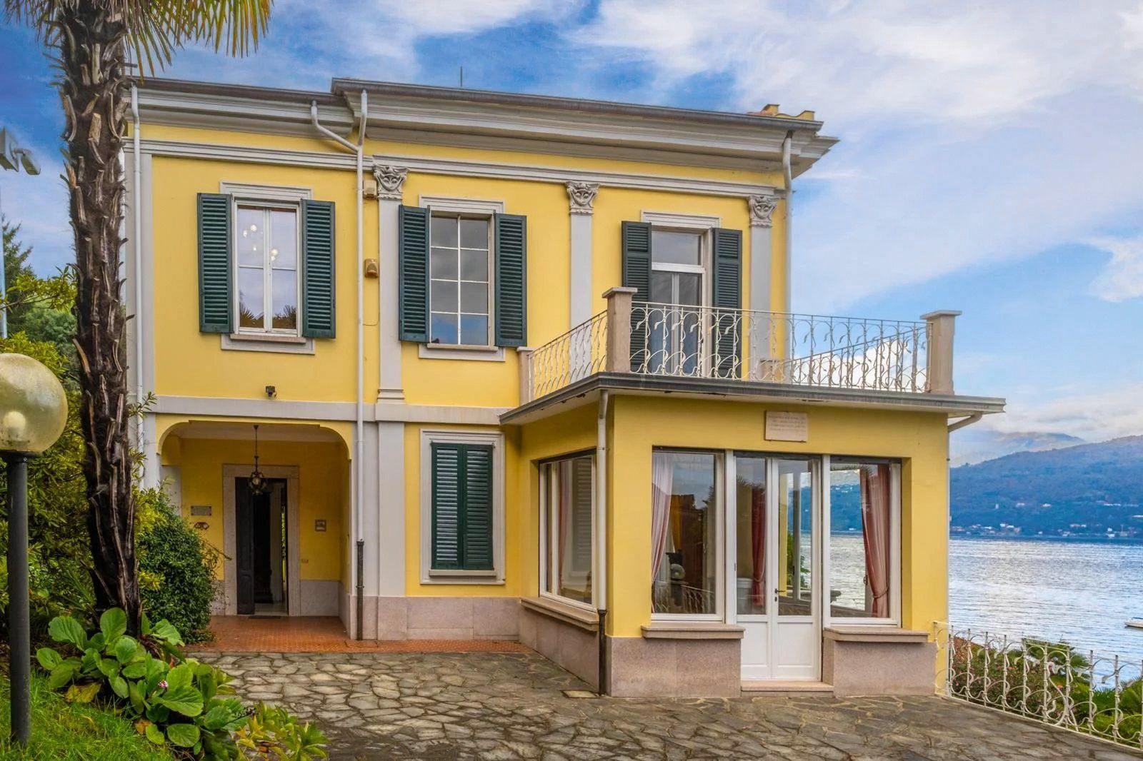 Photos Art Nouveau lakeside villa in Baveno with garden and lake views