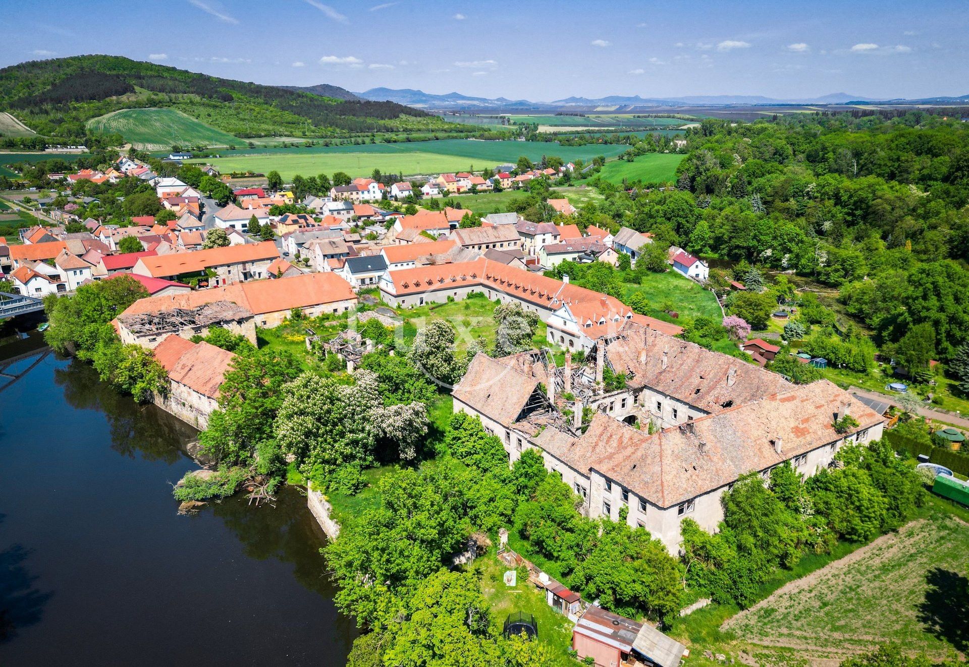 Photos Castle estate in Vršovice, North Bohemia