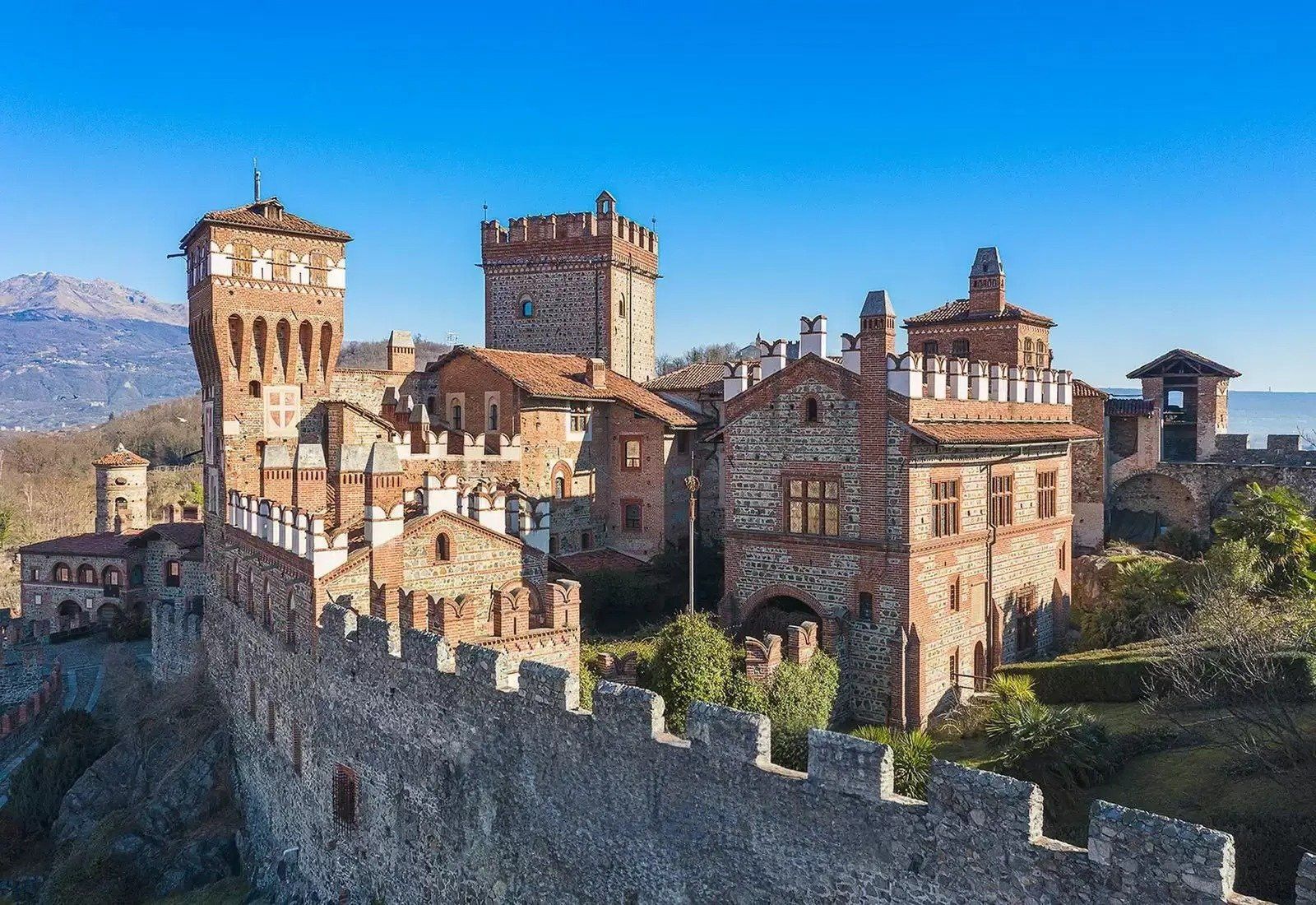 Monumental castle in Piedmont with active hospitality business - 99 acres lands, Medieval Castle for sale