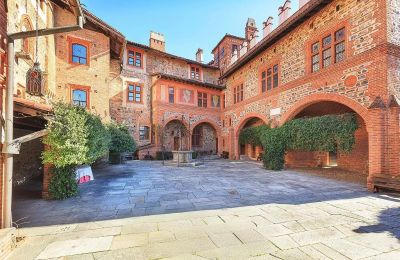 Medieval Castle for sale Pavone Canavese, Piemont, Courtyard
