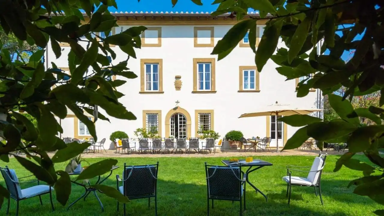 Billeder Prestigefyldt residens i hjertet af Chianti Pisano med flyveplads og 320 hektar skov