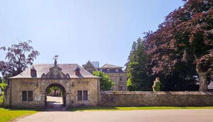 Between Tailoring Art and Castle Romance