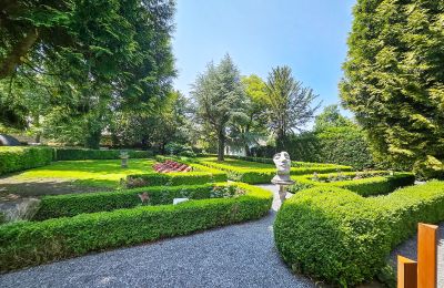 Between Tailoring Art and Castle Romance, Garden