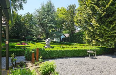 Between Tailoring Art and Castle Romance, Garden