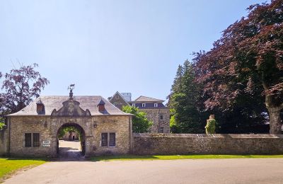Between Tailoring Art and Castle Romance, Entrance