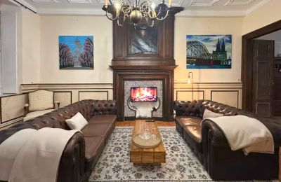 Between Tailoring Art and Castle Romance, Living Area