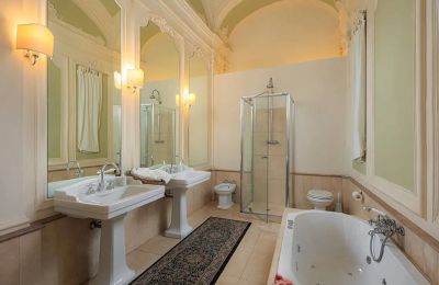 City palace for sale Siena, Via di Pantaneto, Tuscany, Bathroom