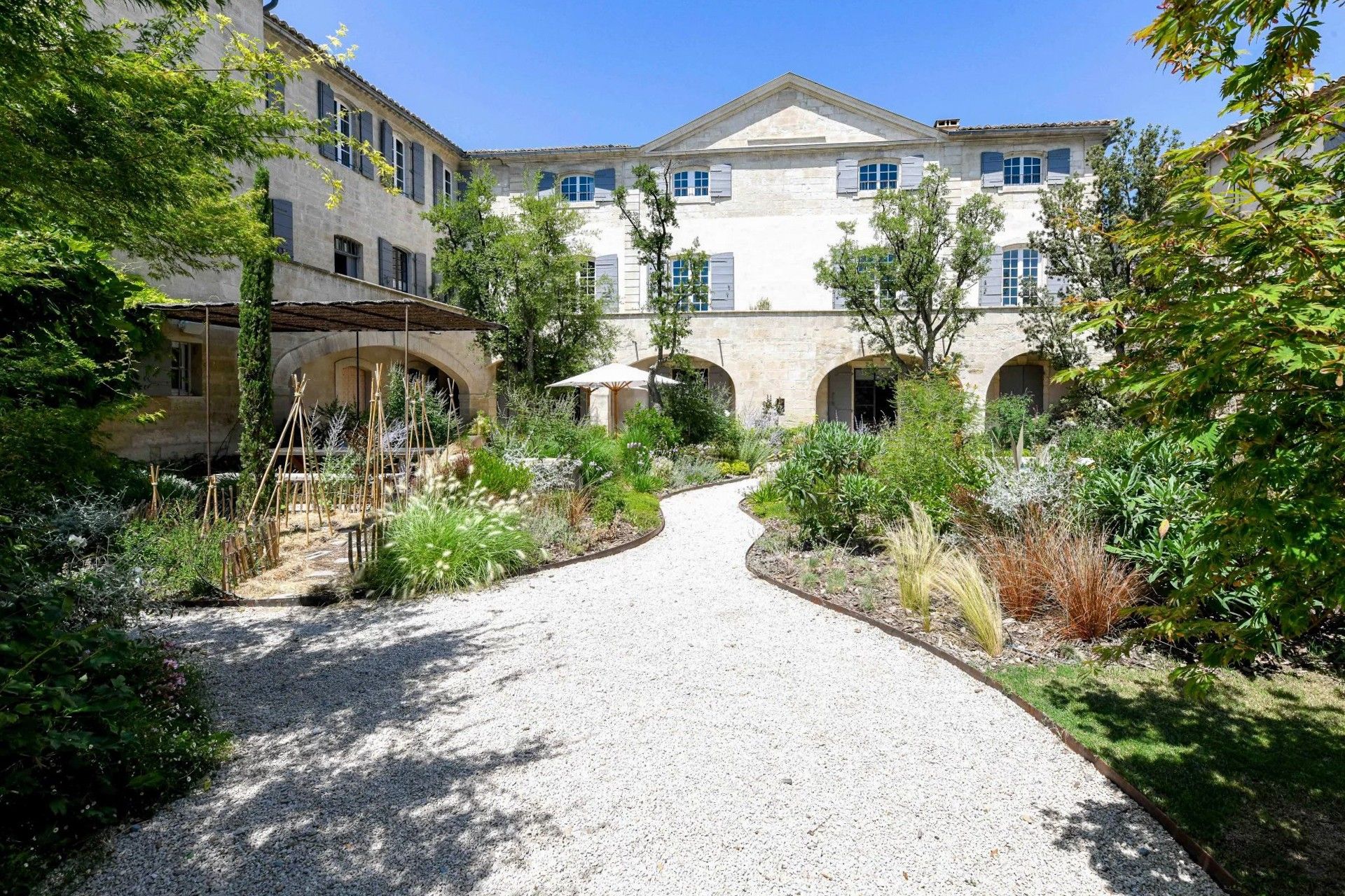 Photos Luxury country estate near Avignon with garden and pool