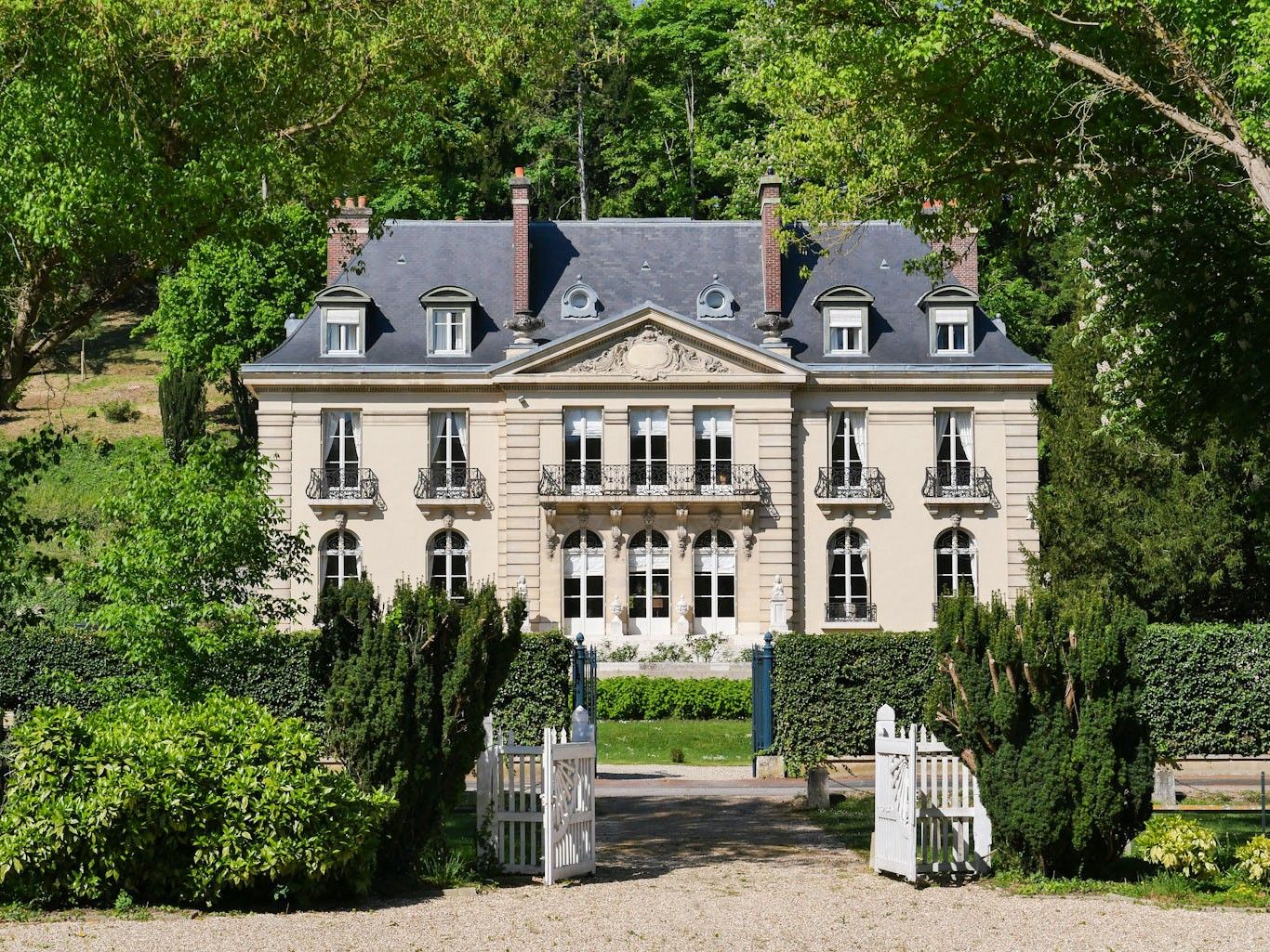 Photos Neoclassical château in Normandy near Giverny with historic interiors and golf close by