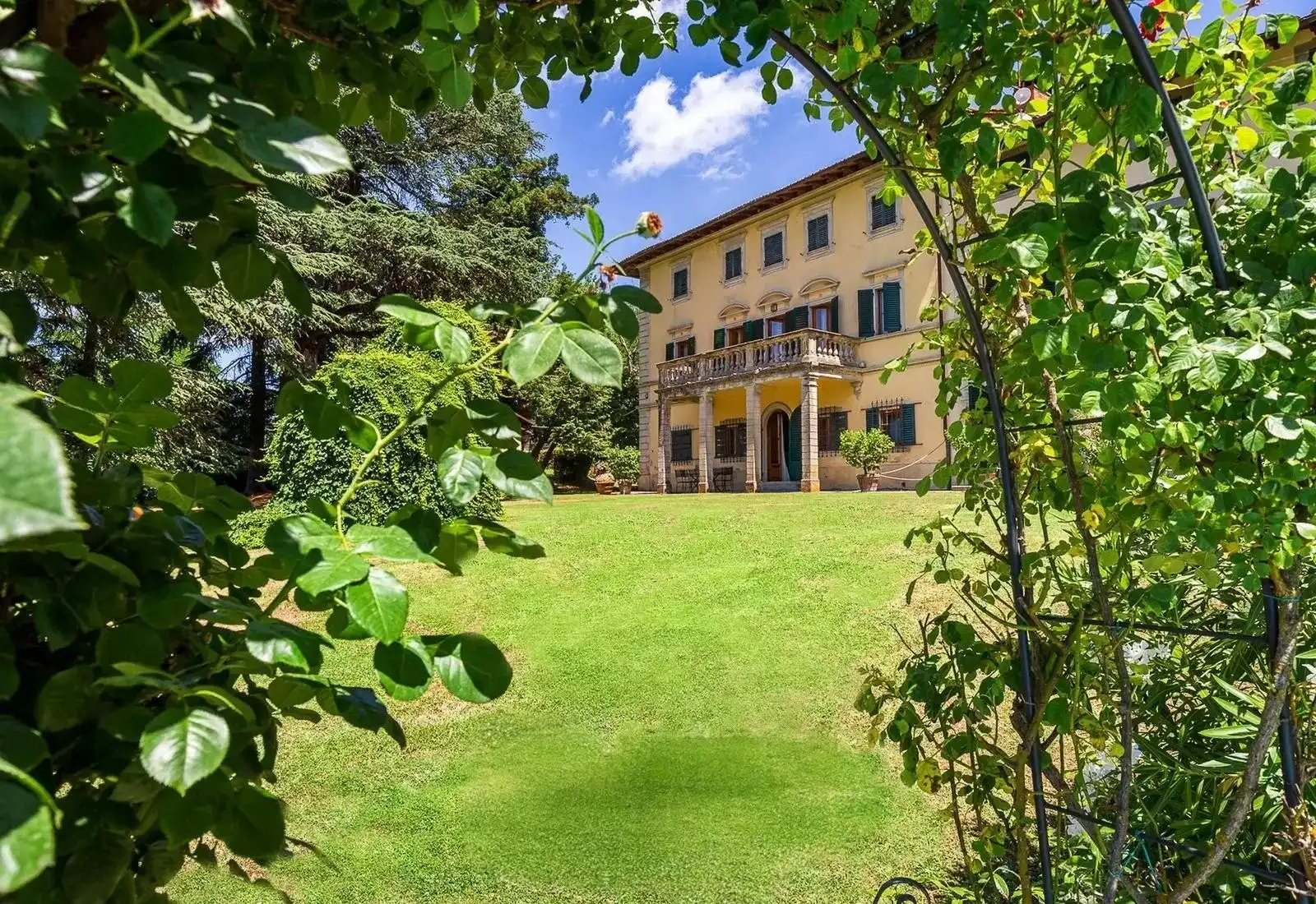 Billeder Historisk landejendom med vinproduktion og gæstelejligheder i Toscana nær Firenze