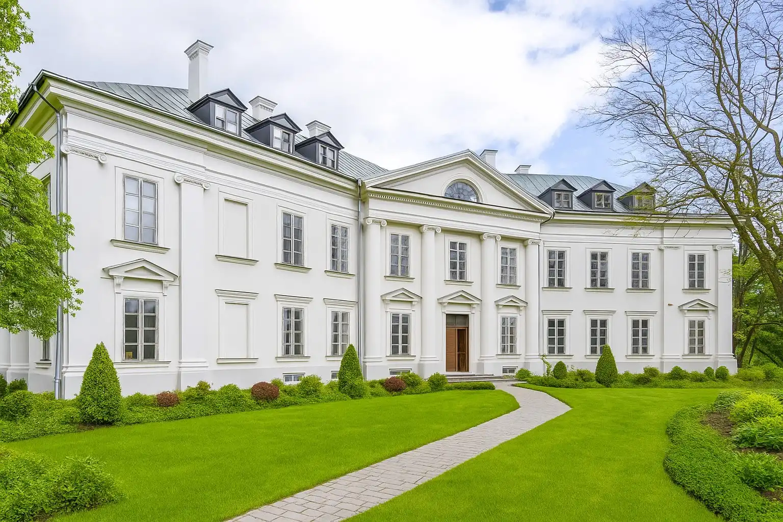 Photos Classicist country house in peaceful natural surroundings