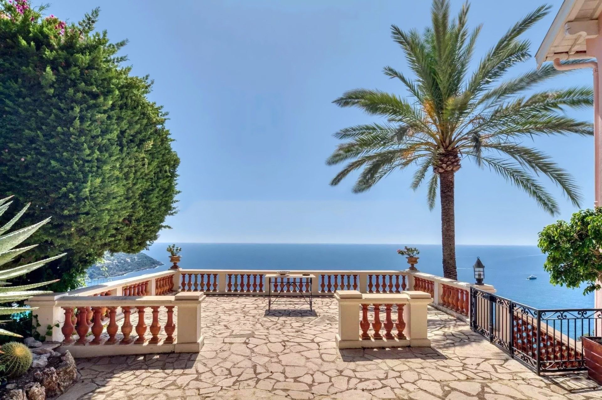 Photos Colonial-Style House with sea vies in Roquebrune-Cap-Martin