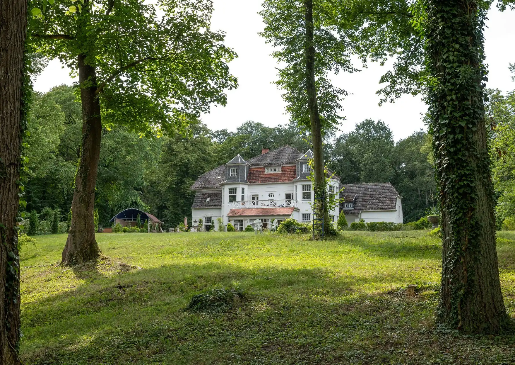 Photos Historic property with private lake access near Berlin