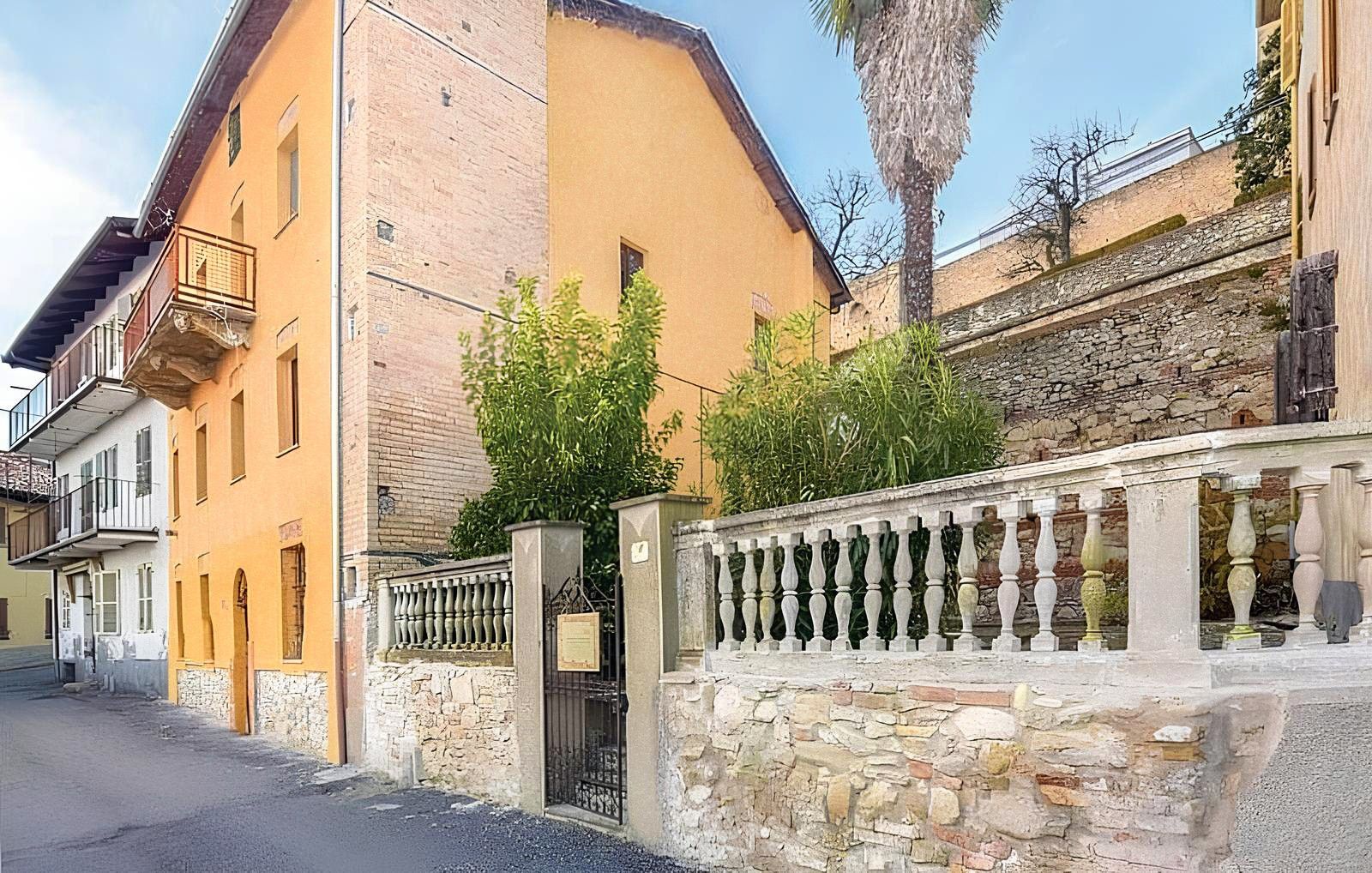 Photos 17th Century House with Garden at the Foot of Castello di Murisengo in Monferrato