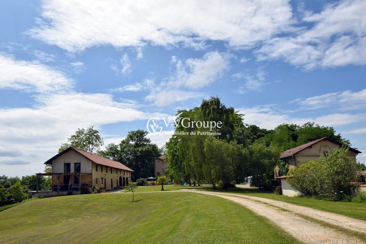 Photos Estate with gîtes, residence and château in need of renovation near Marciac