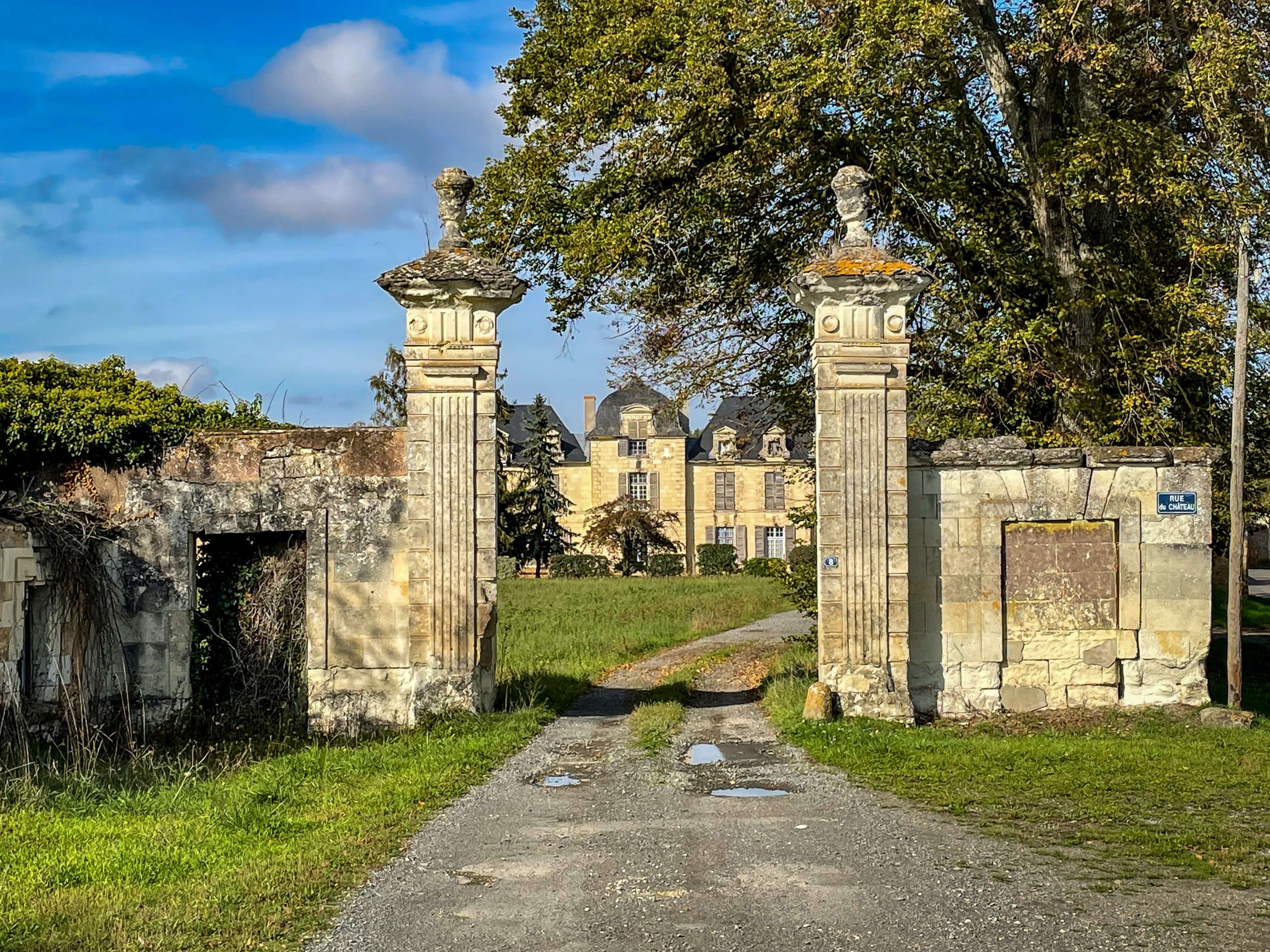 Photos Restoration-ready 17th-century château with 64 acres near Saumur