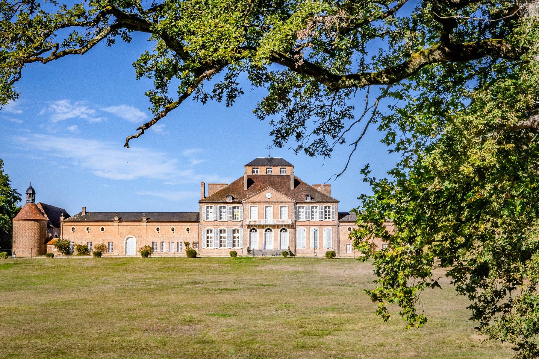 Photos Classic 17th century castle estate with parkland in France