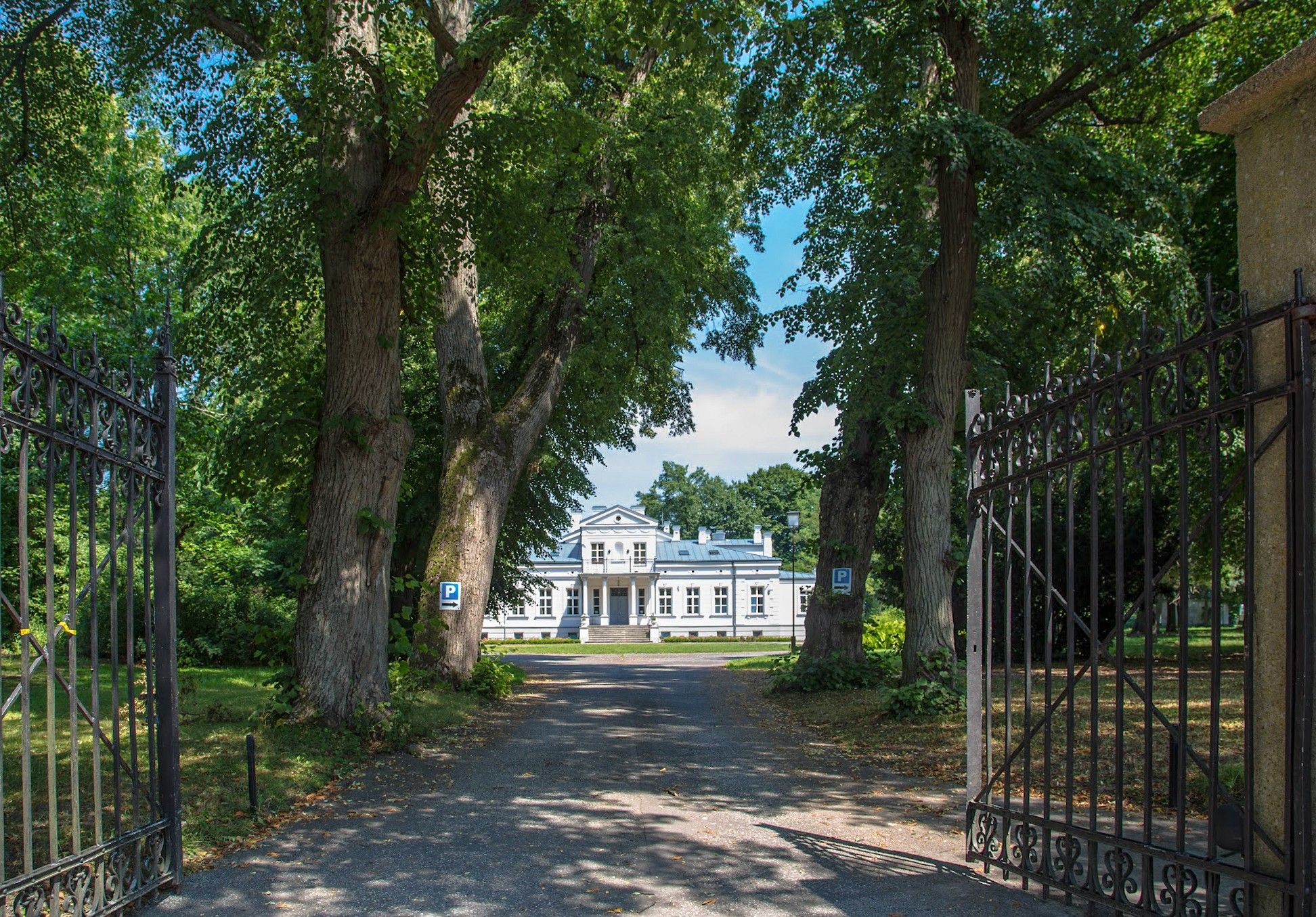 Photos Country Manor Near Southwest Warsaw Set Within a 38.5-Acre Estate