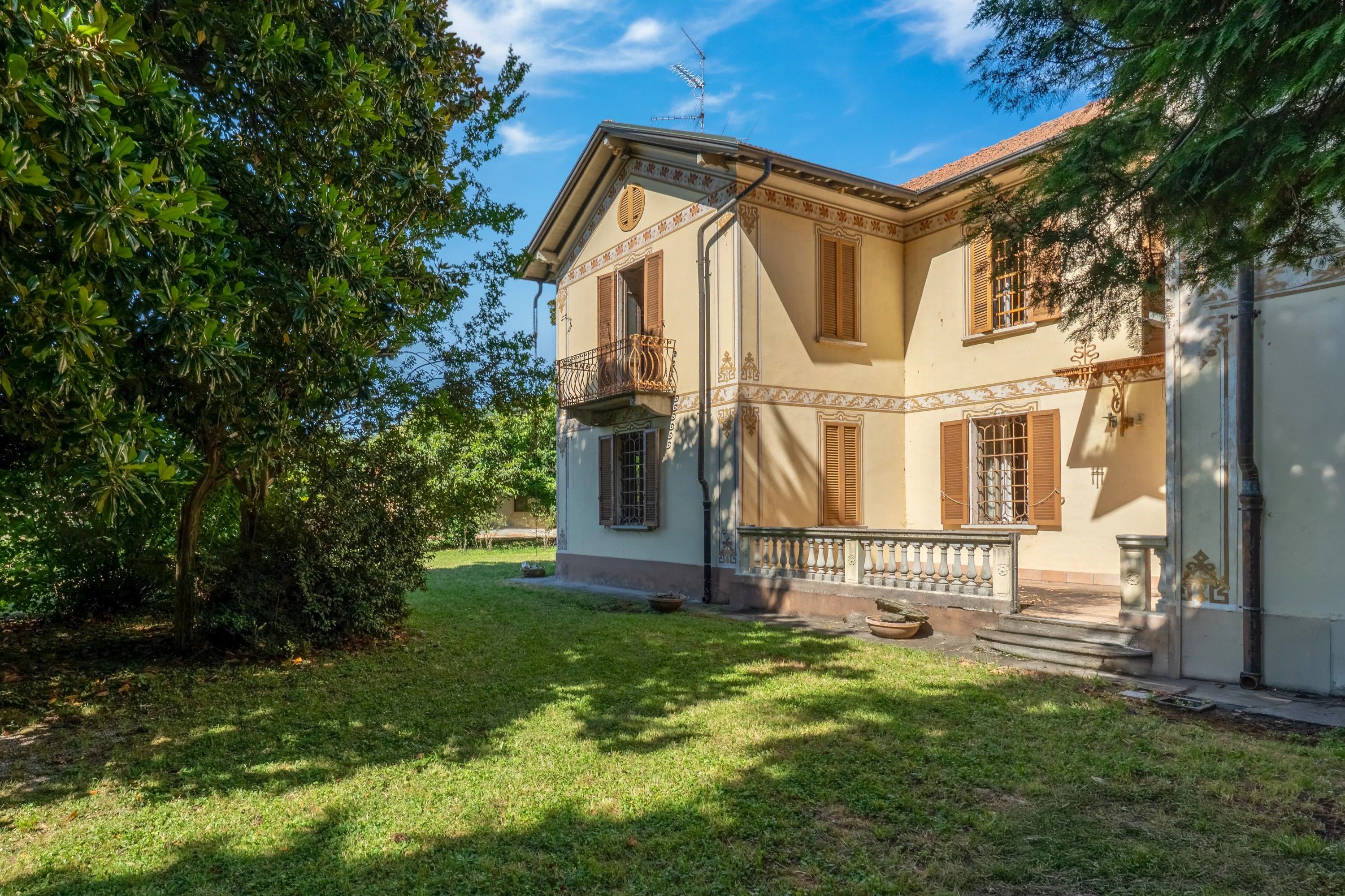 Photos Period home with park in Lesa