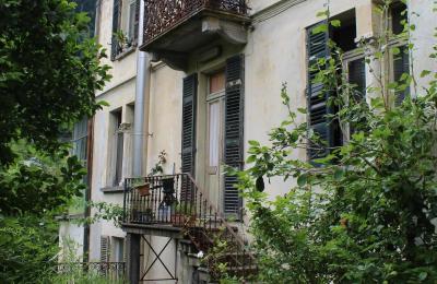 Historic Villa for sale Faido, Ticino, lato giardino con ingresso a sala da pranzo/ingresso studio medico/accesso giardino posteriore