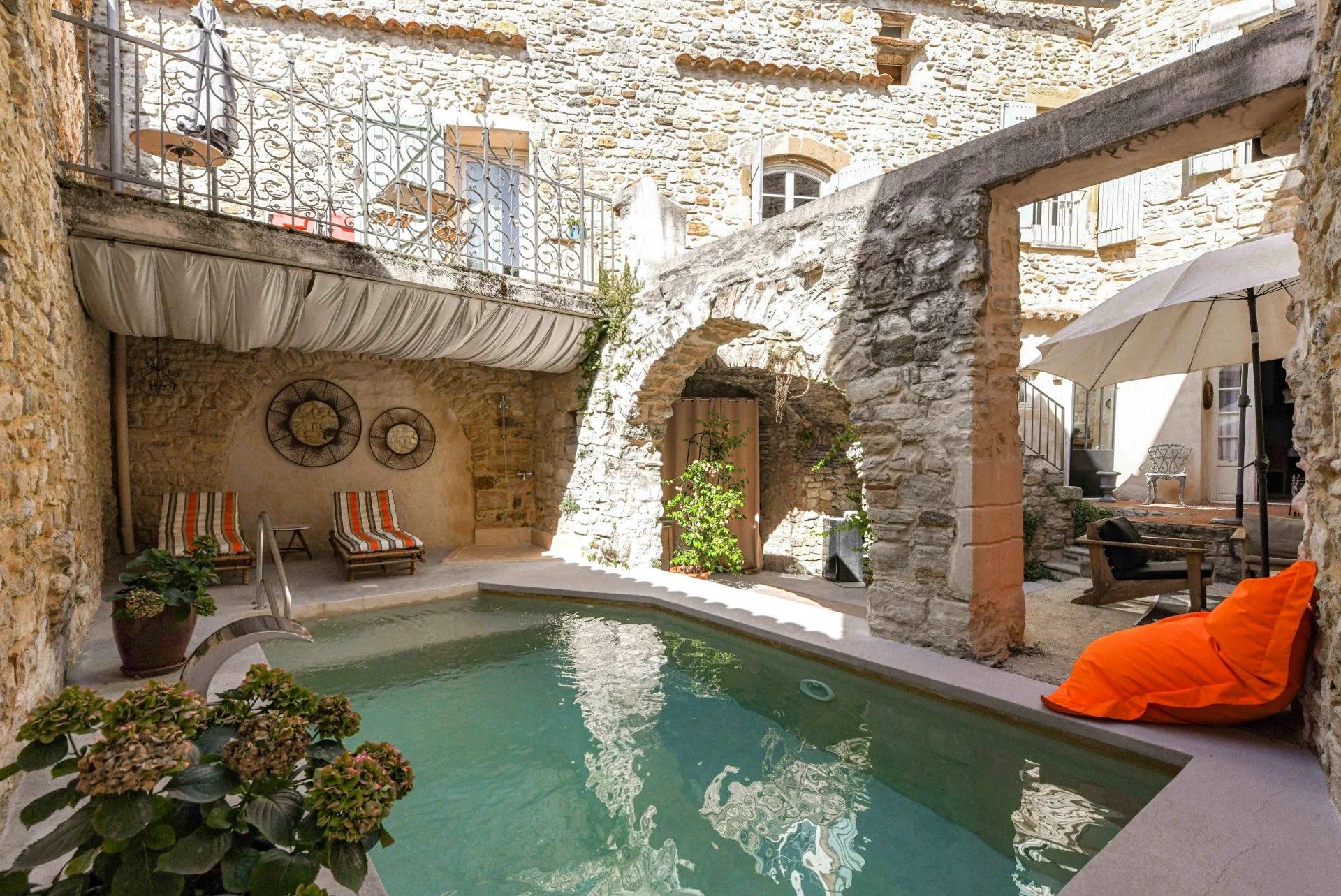 Photos Distinguished village residence with pool and panoramic views near Uzès